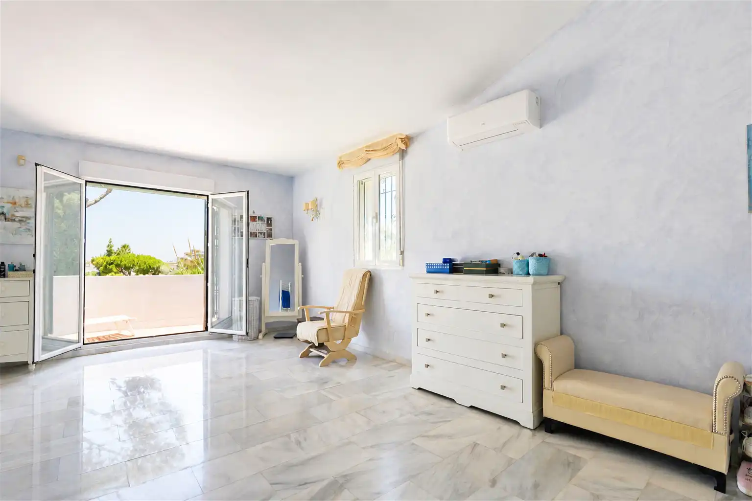 Dormitori de Casa o xalet en venda en Mijas amb Aire condicionat, Jardí privat i Terrassa