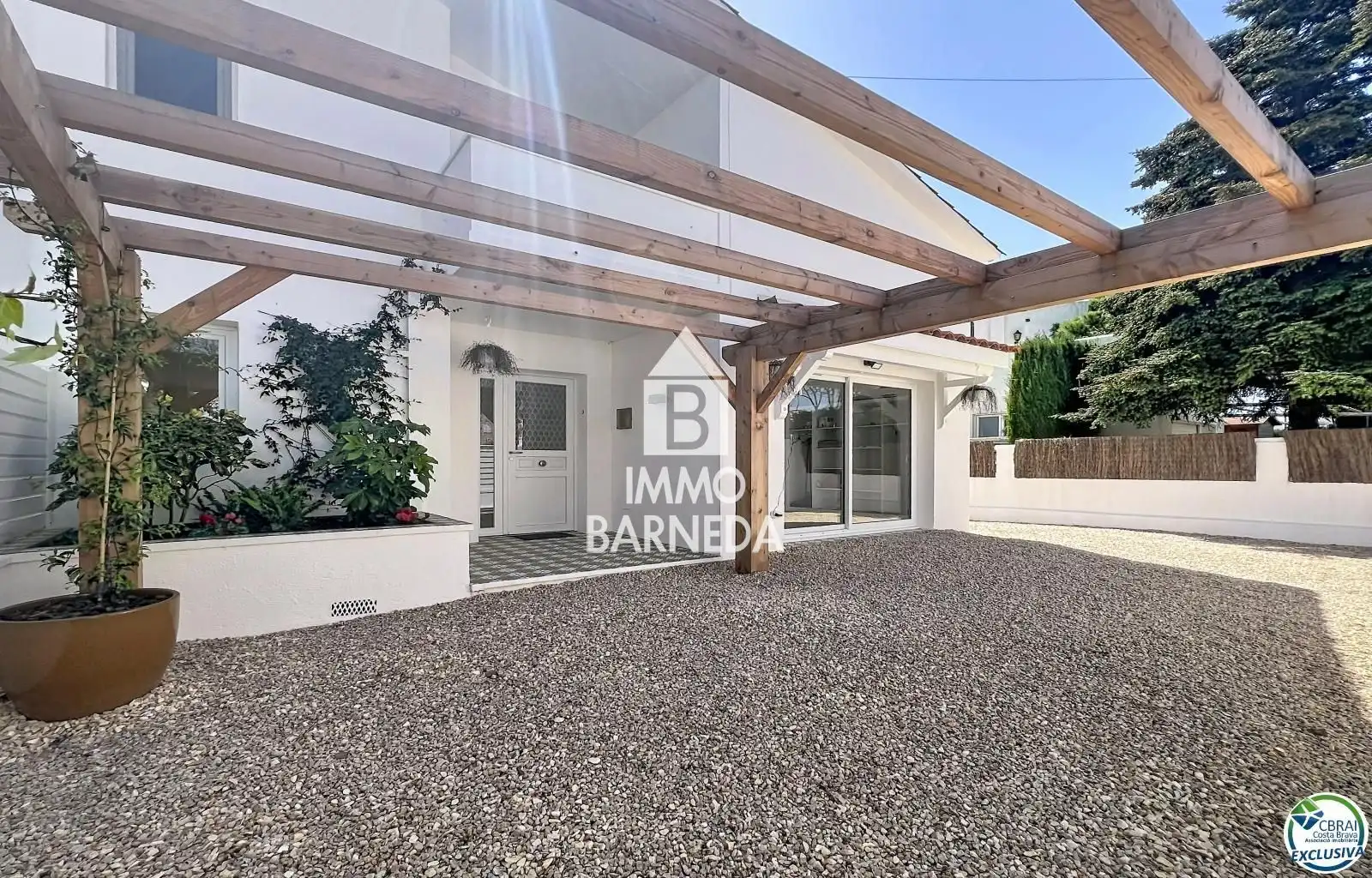 Vista exterior de Casa o xalet en venda en Empuriabrava amb Aire condicionat, Calefacció i Jardí privat