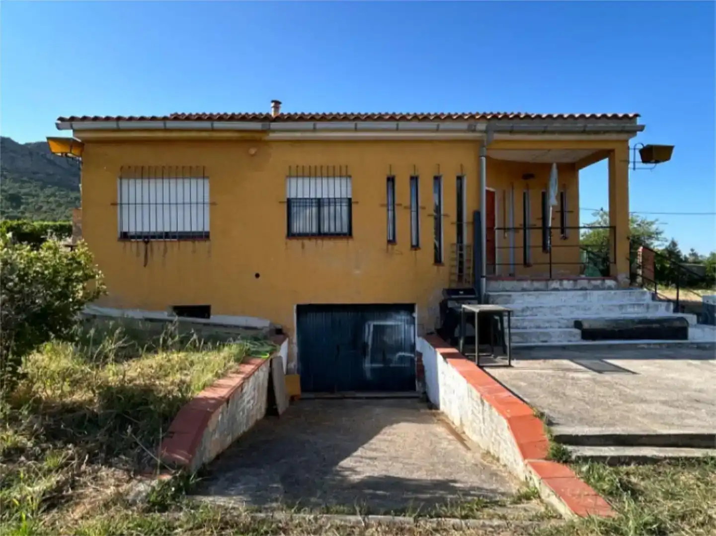 Vista exterior de Casa o xalet en venda en Cáceres amb Moblat