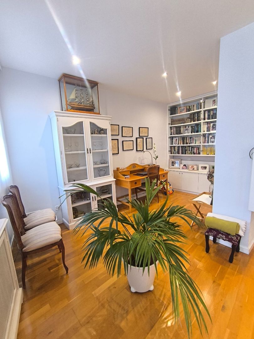 Sala d'estar de Dúplex en venda en L'Hospitalet de Llobregat amb Aire condicionat, Calefacció i Parquet