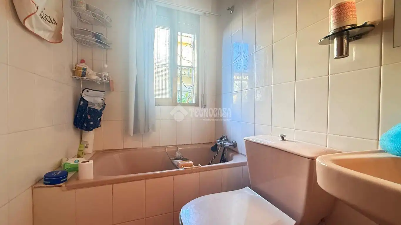 Baño de Casa adosada en venta en Camarena con Calefacción, Trastero y Piscina comunitaria
