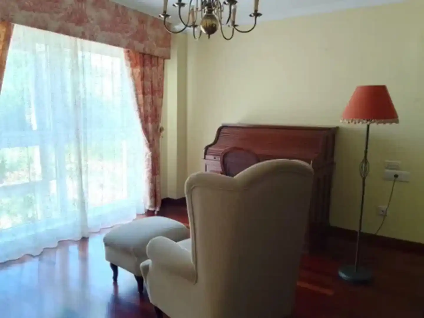 Sala d'estar de Casa adosada en venda en Santiago de Compostela  amb Piscina i Balcó