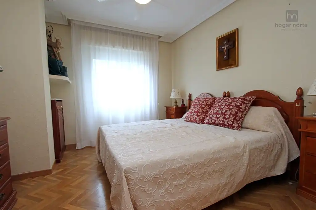Dormitori de Pis en venda en San Sebastián de los Reyes amb Calefacció, Jardí privat i Parquet