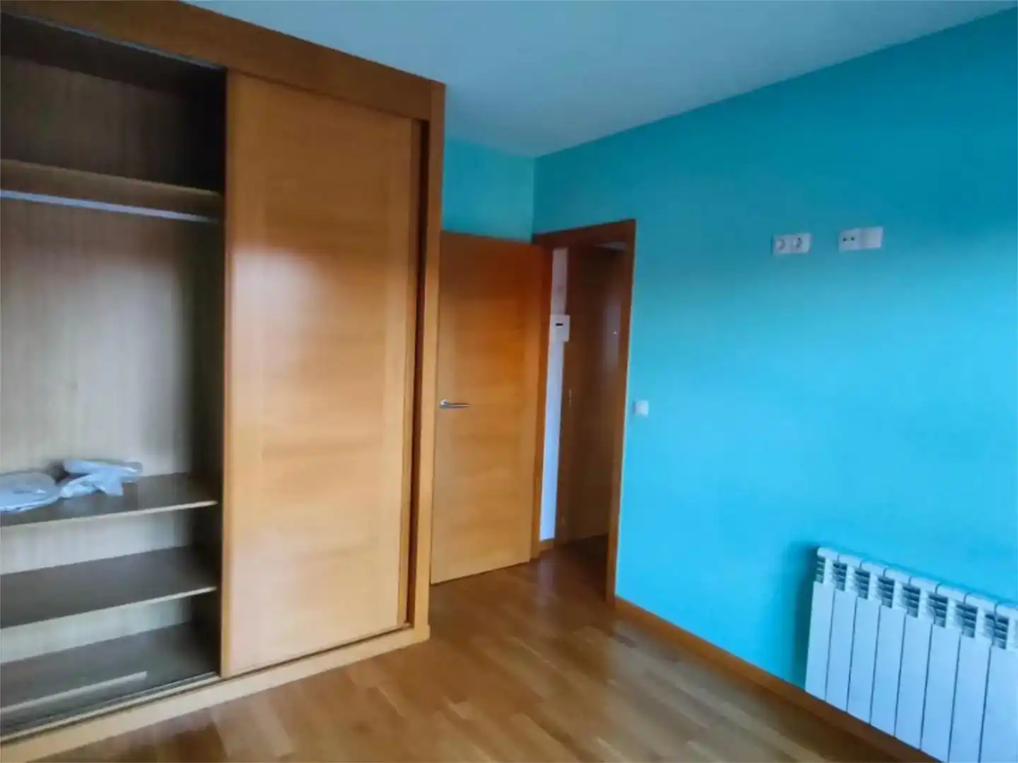 Bedroom of Flat for share in Santiago de Compostela   with Private garden, Parquet flooring and Storage room