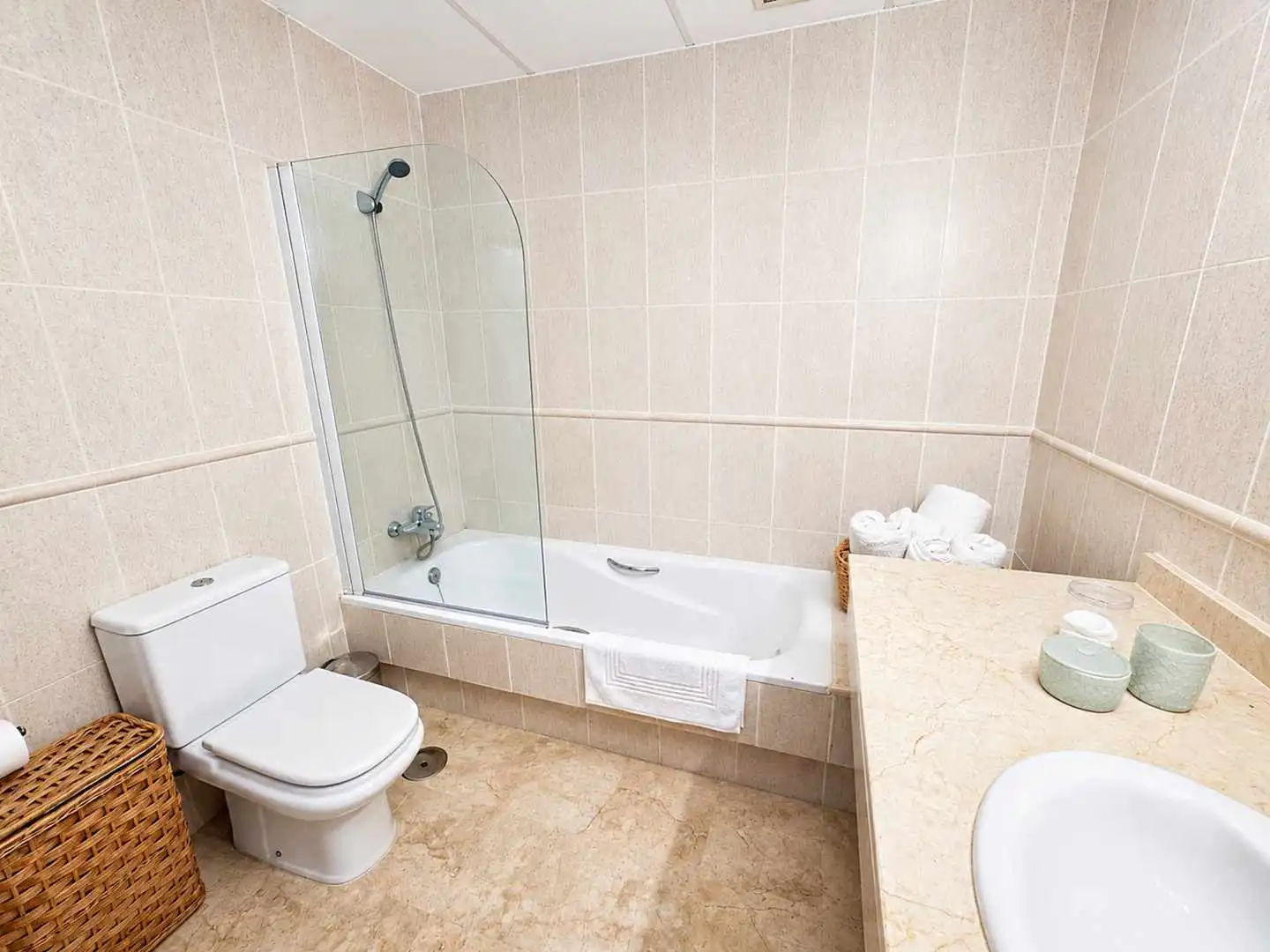 Baño de Dúplex en venta en Manilva con Aire acondicionado, Calefacción y Terraza