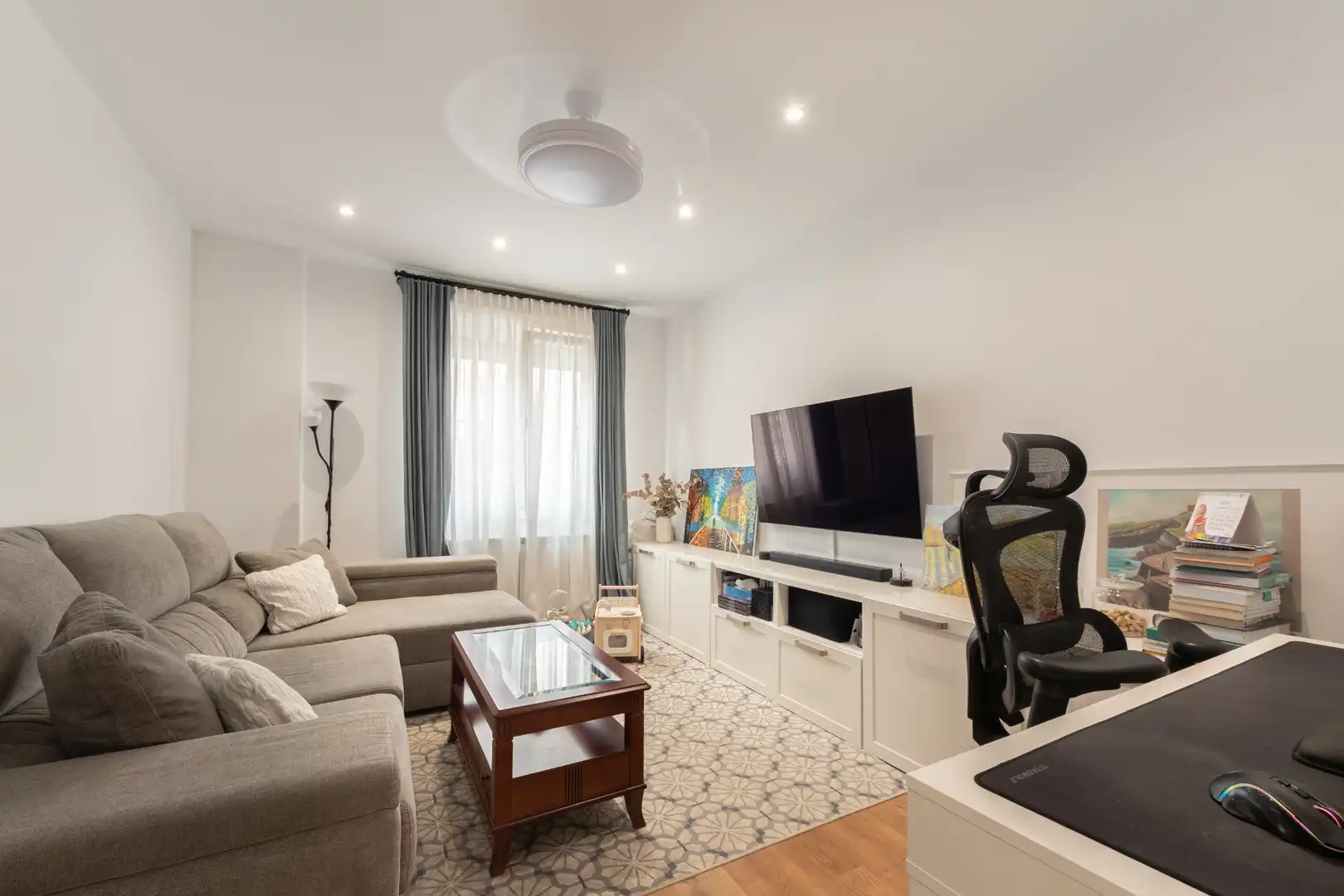 Living room of Flat for sale in Bilbao   with Heating, Parquet flooring and Furnished