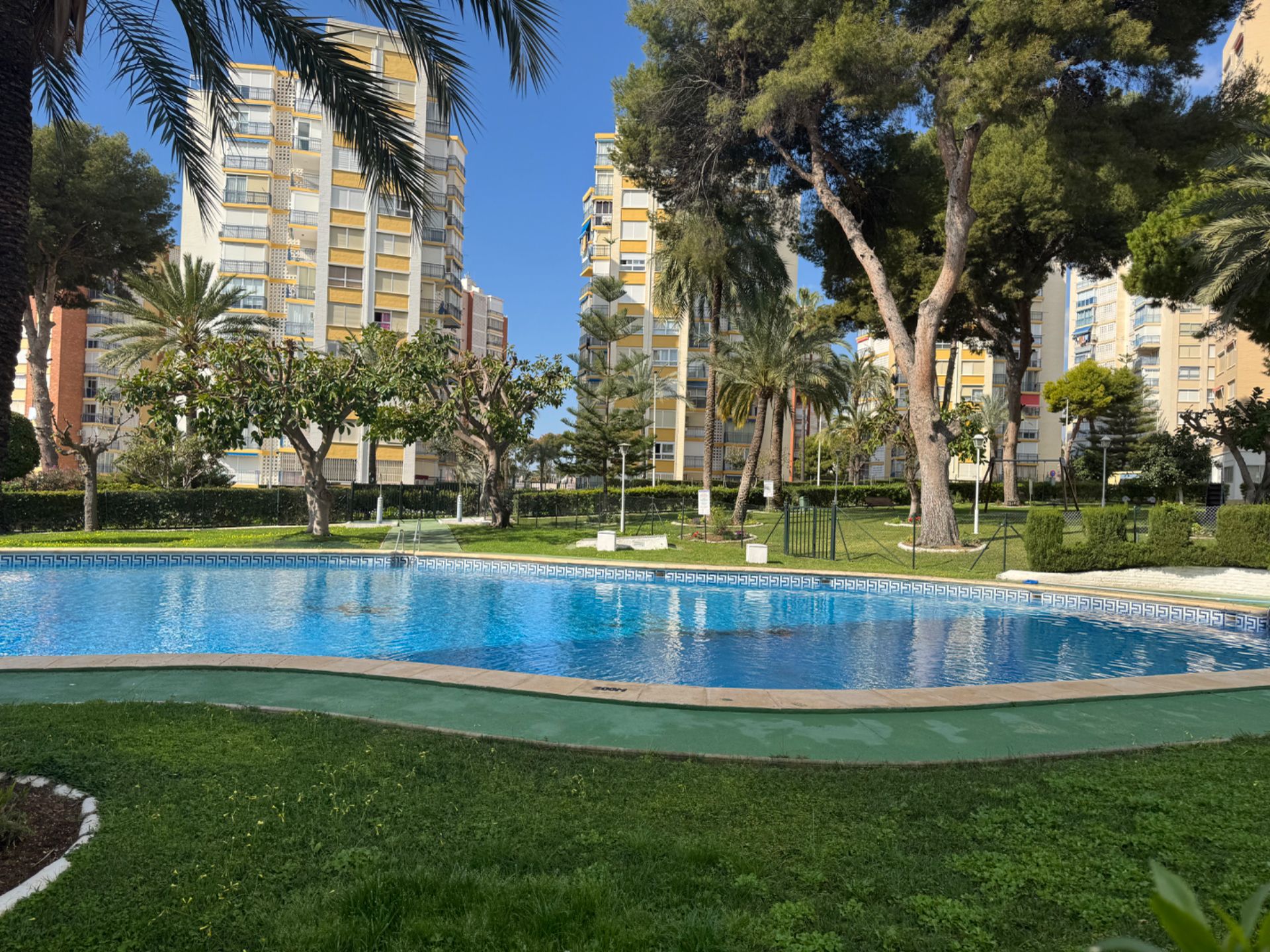 Piscina de Pis en venda en Benidorm amb Aire condicionat, Calefacció i Jardí privat