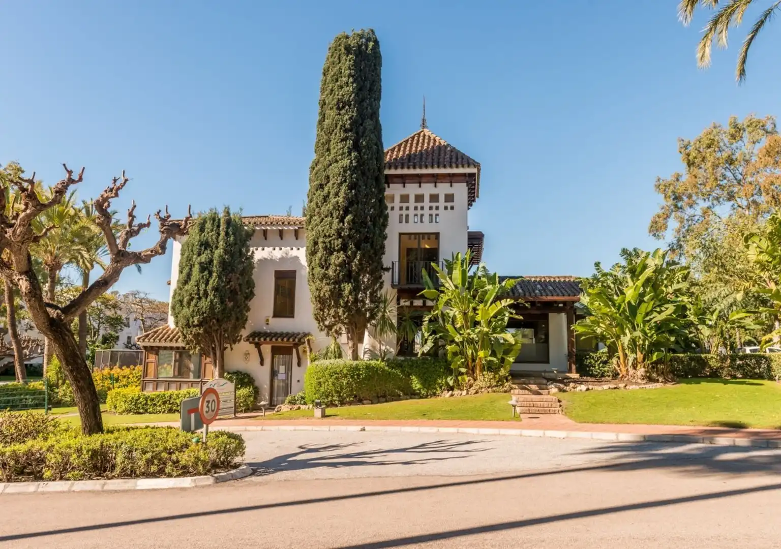 Vista exterior de Àtic en venda en Estepona amb Terrassa, Traster i Moblat