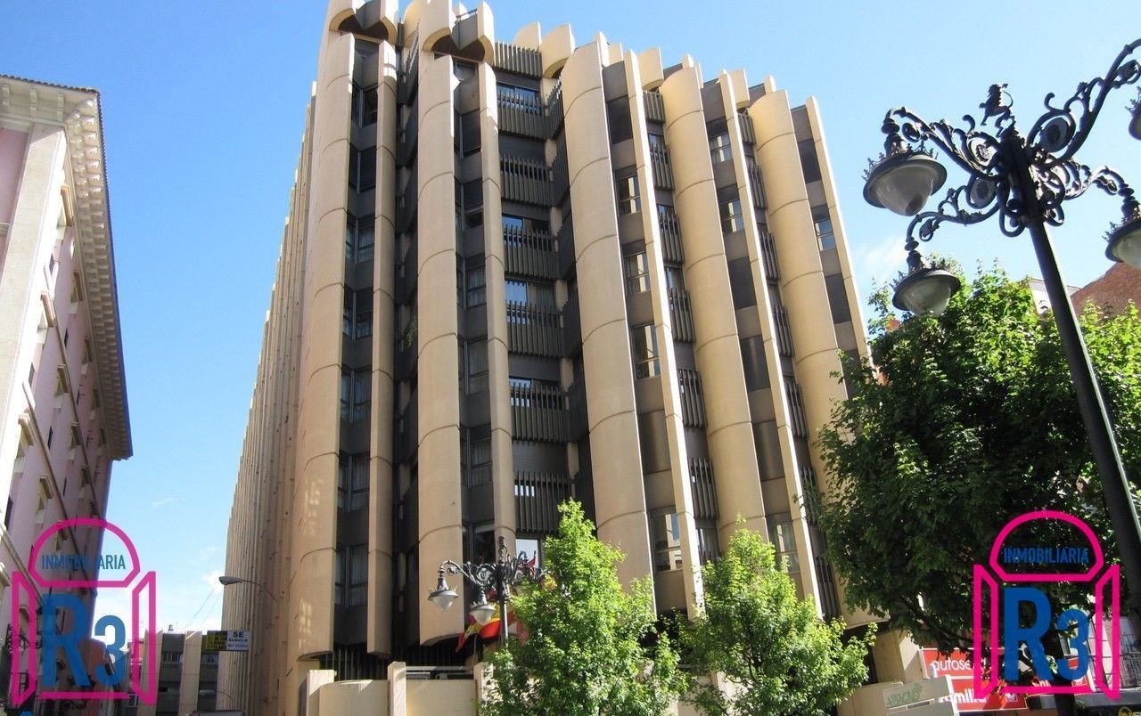 Vista exterior de Dúplex de lloguer en León Capital  amb Calefacció, Terrassa i Moblat