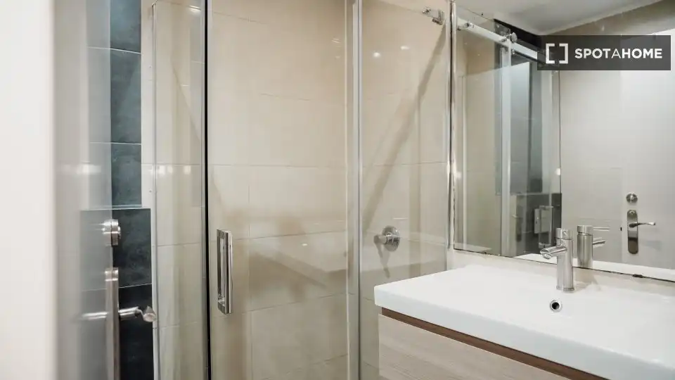 Baño de Piso para compartir en Barcelona con Aire acondicionado, Calefacción y Amueblado