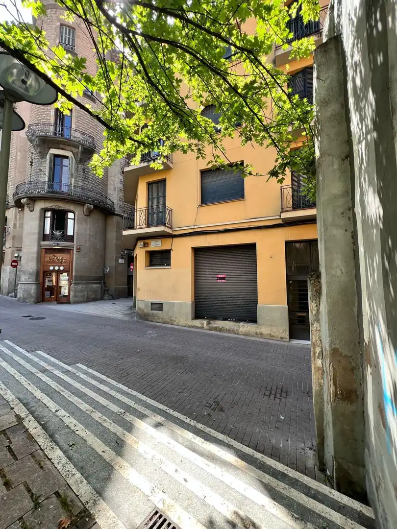Vista exterior de Local en venda en Manresa