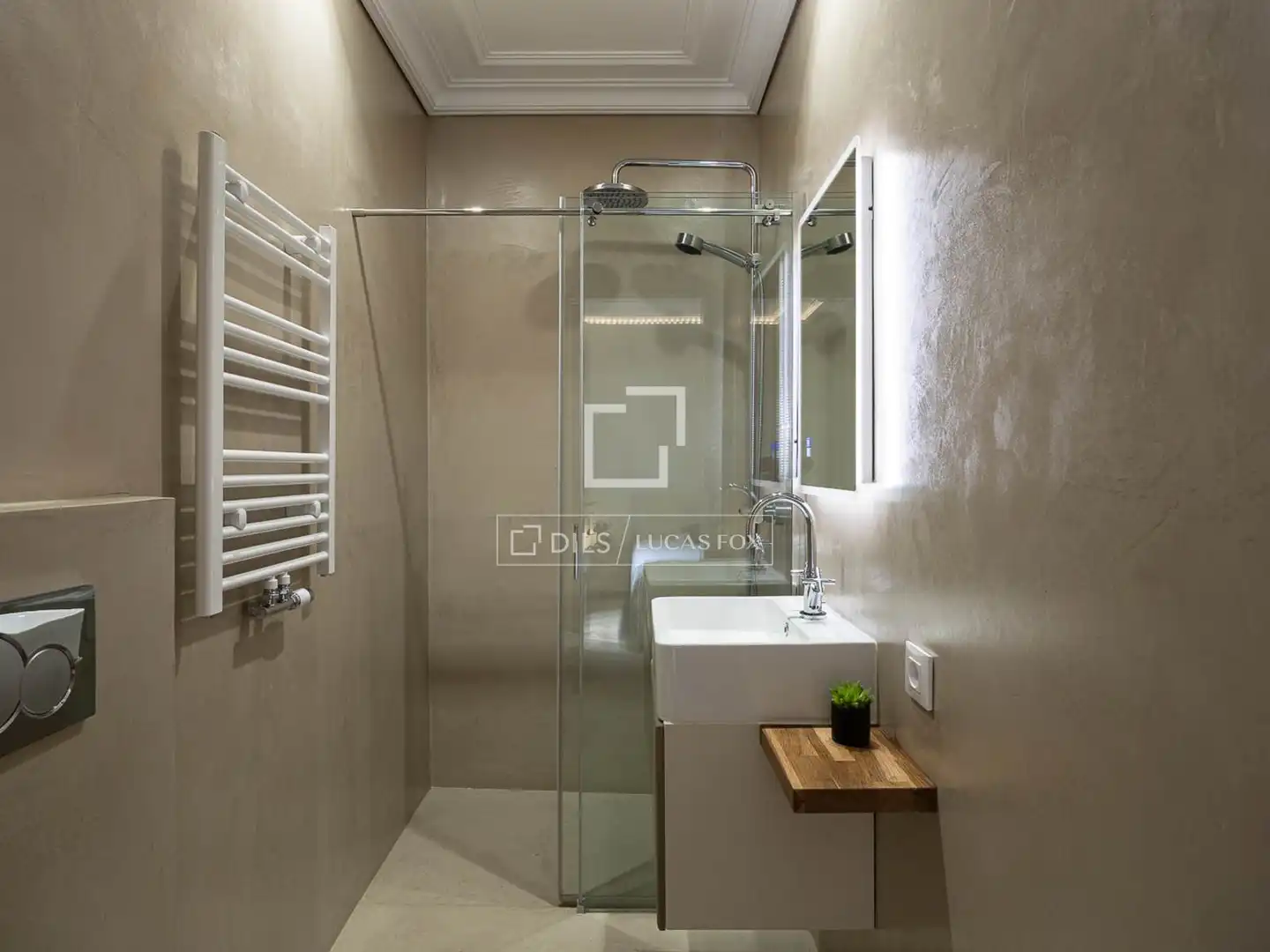 Badezimmer von Wohnung zum Verkauf in Barcelona mit Klimaanlage, Heizung und Parkett