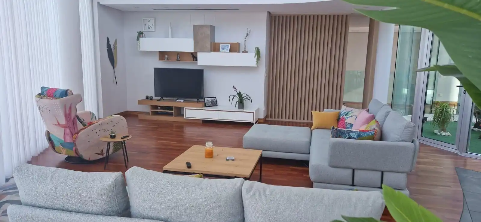Sala d'estar de Casa o xalet en venda en Elda amb Aire condicionat, Jardí privat i Terrassa