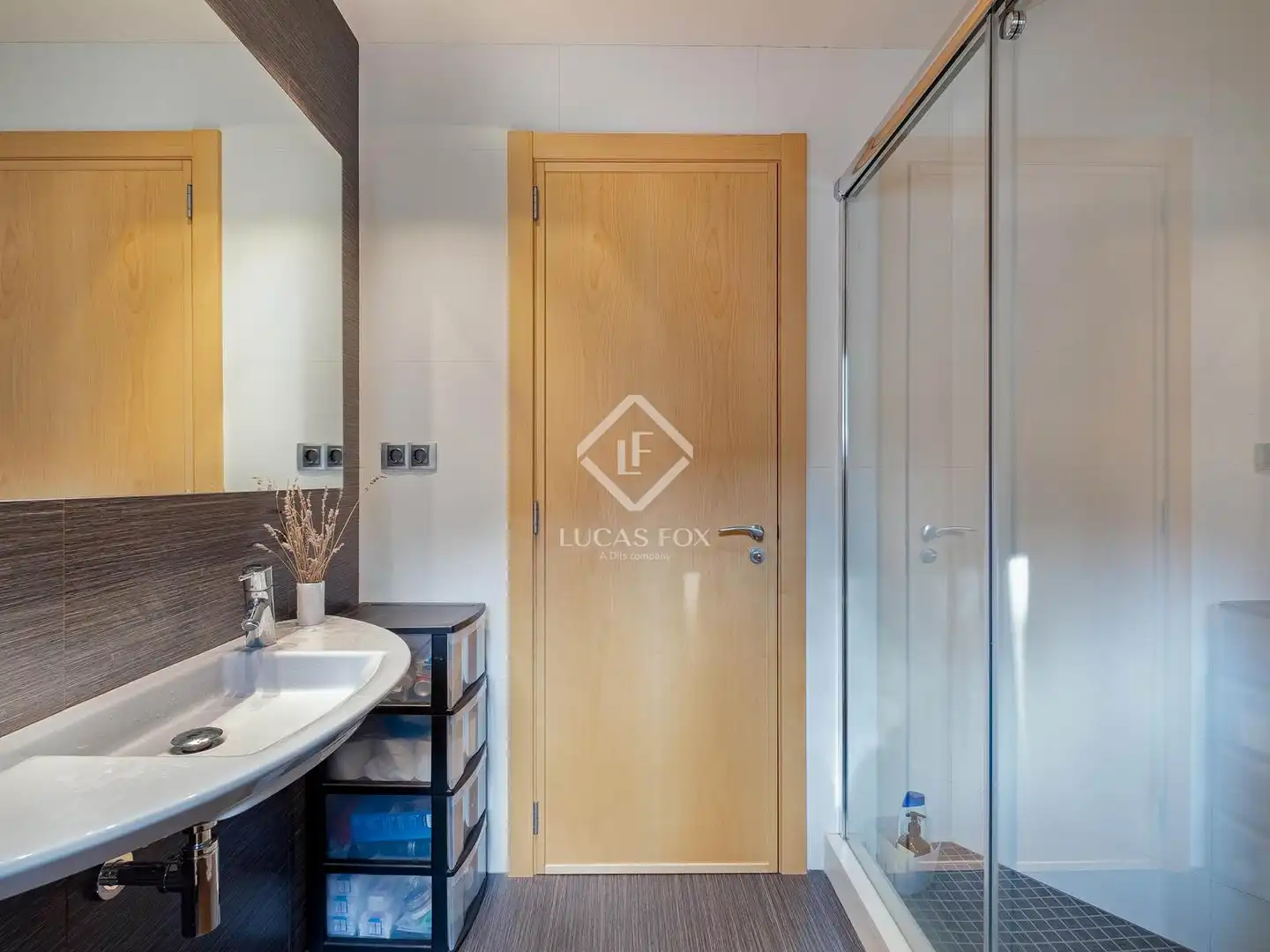 Badezimmer von Dachboden zum Verkauf in Escaldes – Engordany mit Klimaanlage, Heizung und Privatgarten
