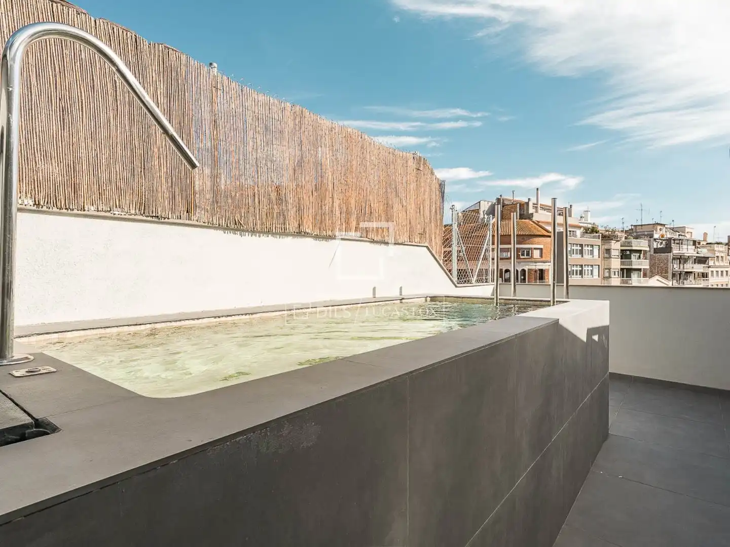 Schwimmbecken von Dachboden zum Verkauf in Barcelona mit Klimaanlage, Heizung und Schwimmbad