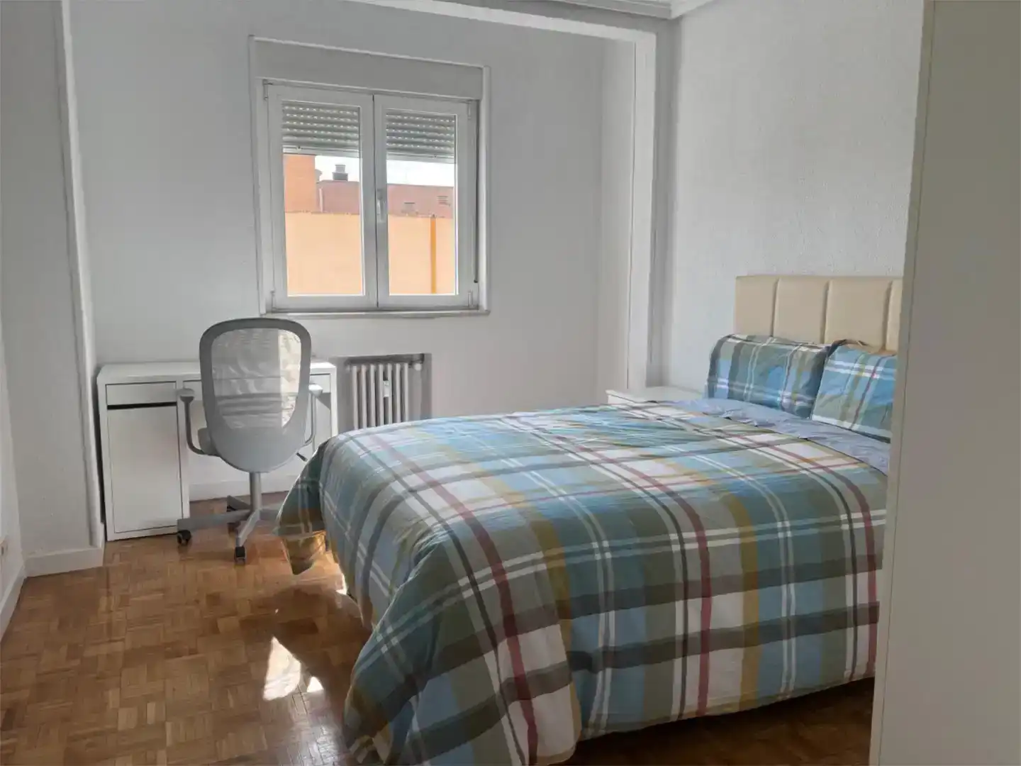 Dormitori de Pis de lloguer en Ávila amb Parquet, Moblat i Balcó