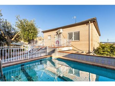 House with pool for sale in Sud