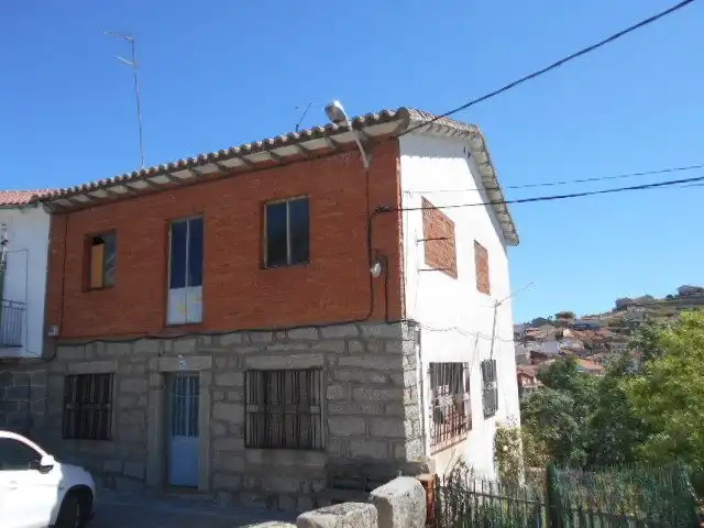 Vista exterior de Pis en venda en Burgohondo amb Calefacció