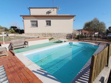 Casa con piscina en venta en Carrer Pedraforca 29