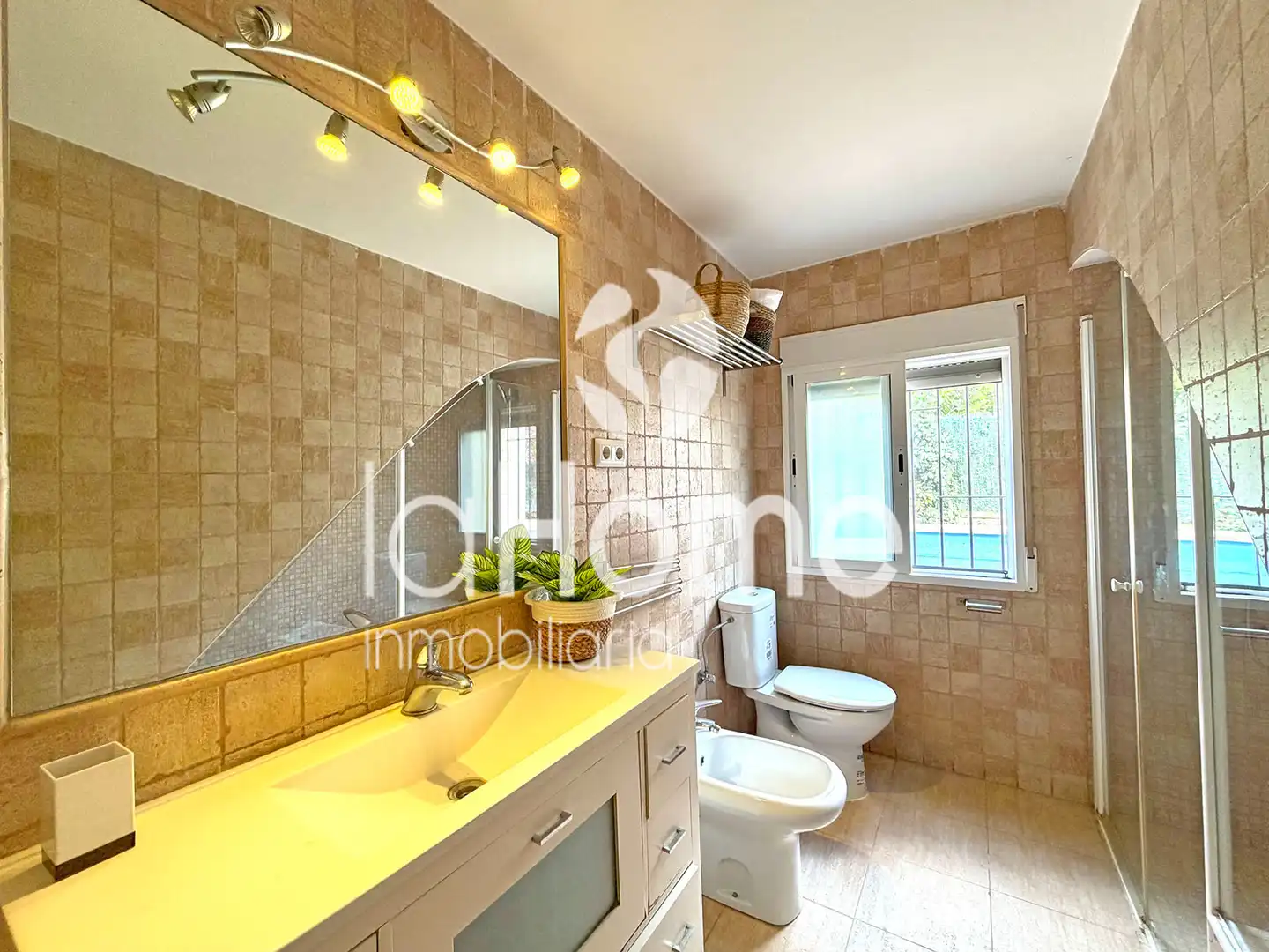 Badezimmer von Haus oder Chalet zum Verkauf in Paterna mit Klimaanlage, Privatgarten und Terrasse