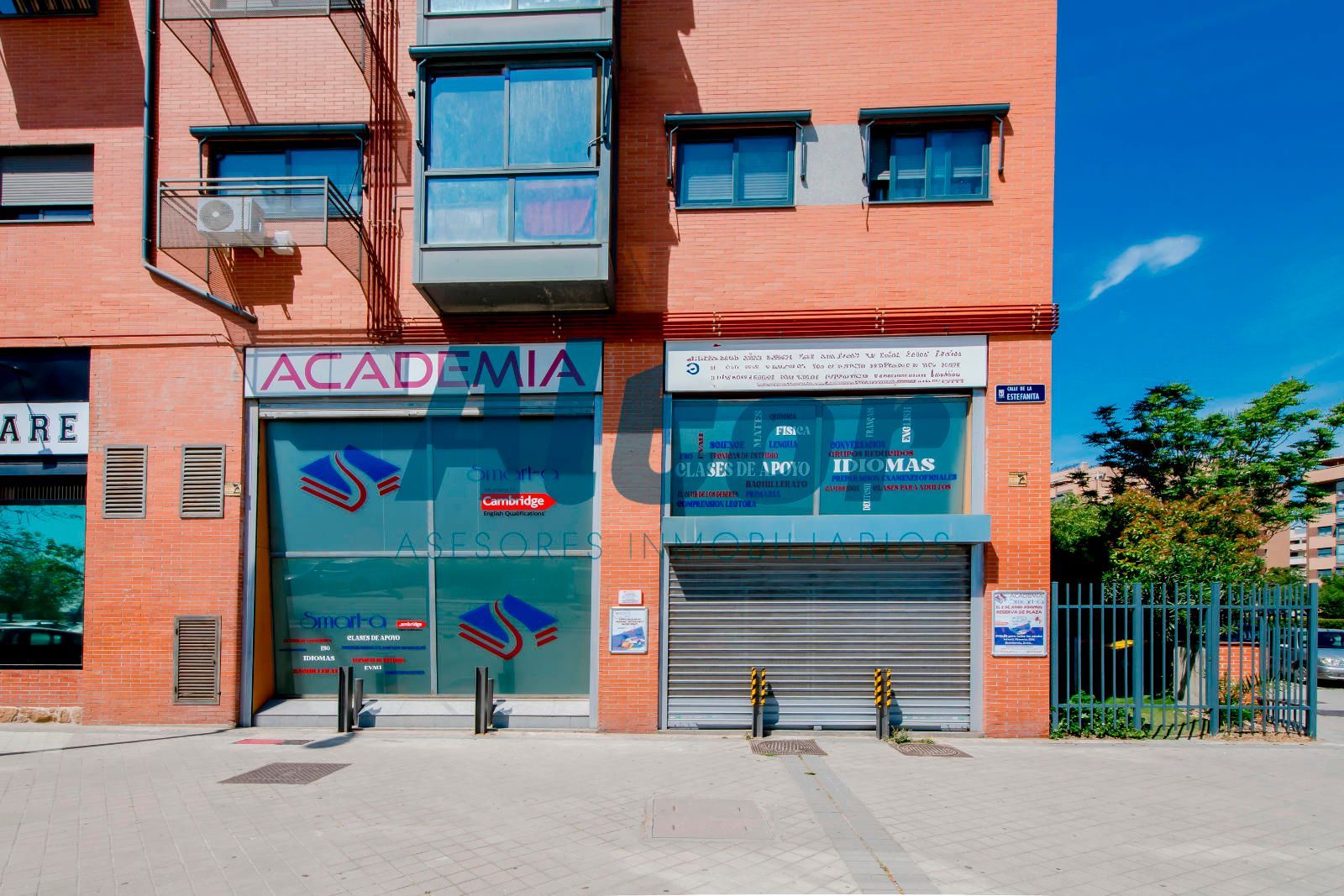 Vista exterior de Local en venda en  Madrid Capital amb Aire condicionat
