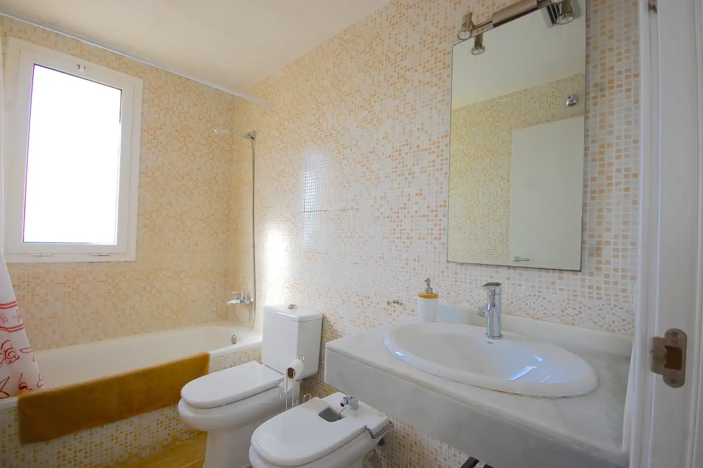 Baño de Casa adosada en venta en L'Escala con Aire acondicionado, Calefacción y Jardín privado