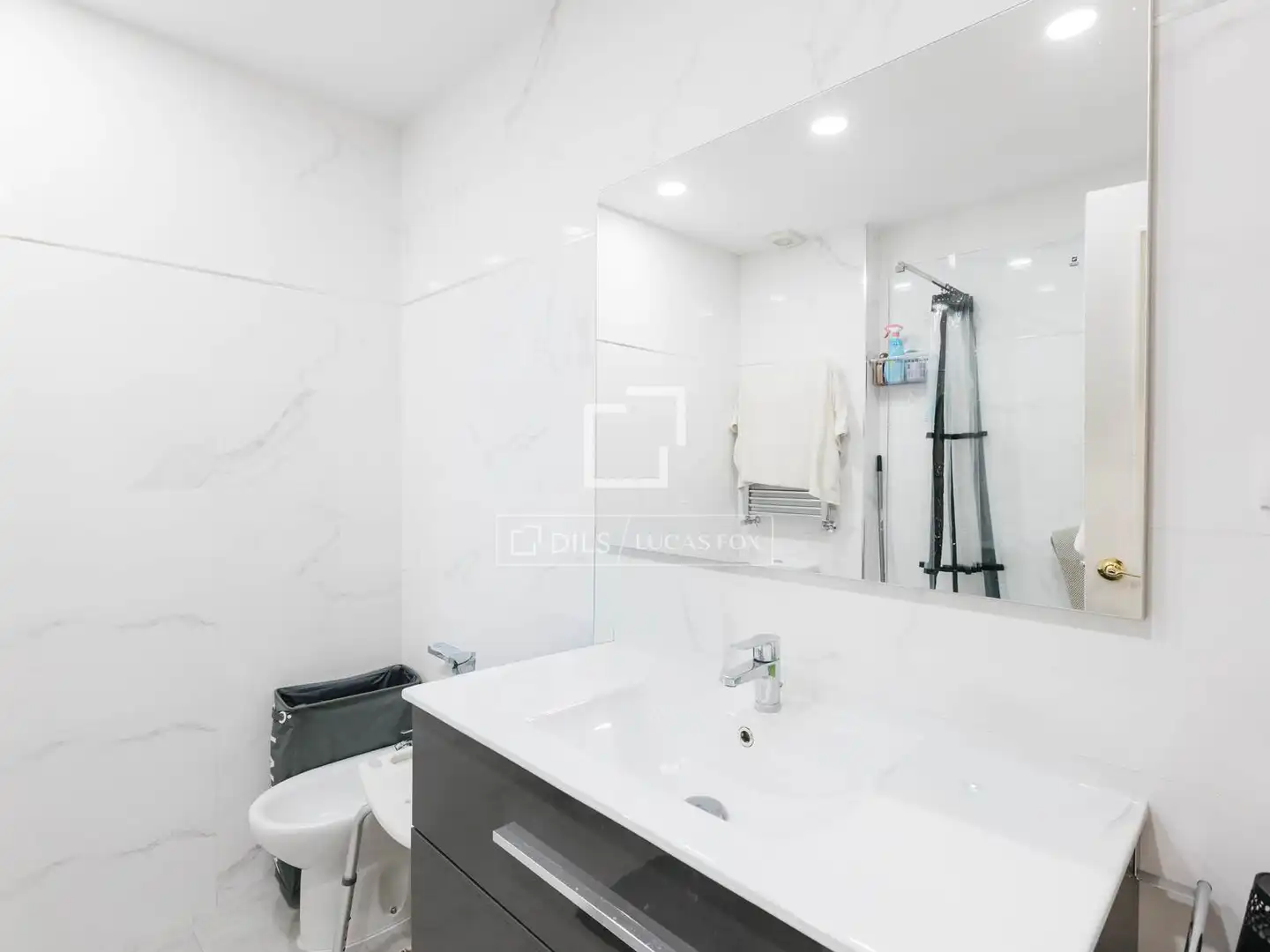 Bathroom of Flat for rent in Madrid  with Air Conditioner, Heating and Private garden