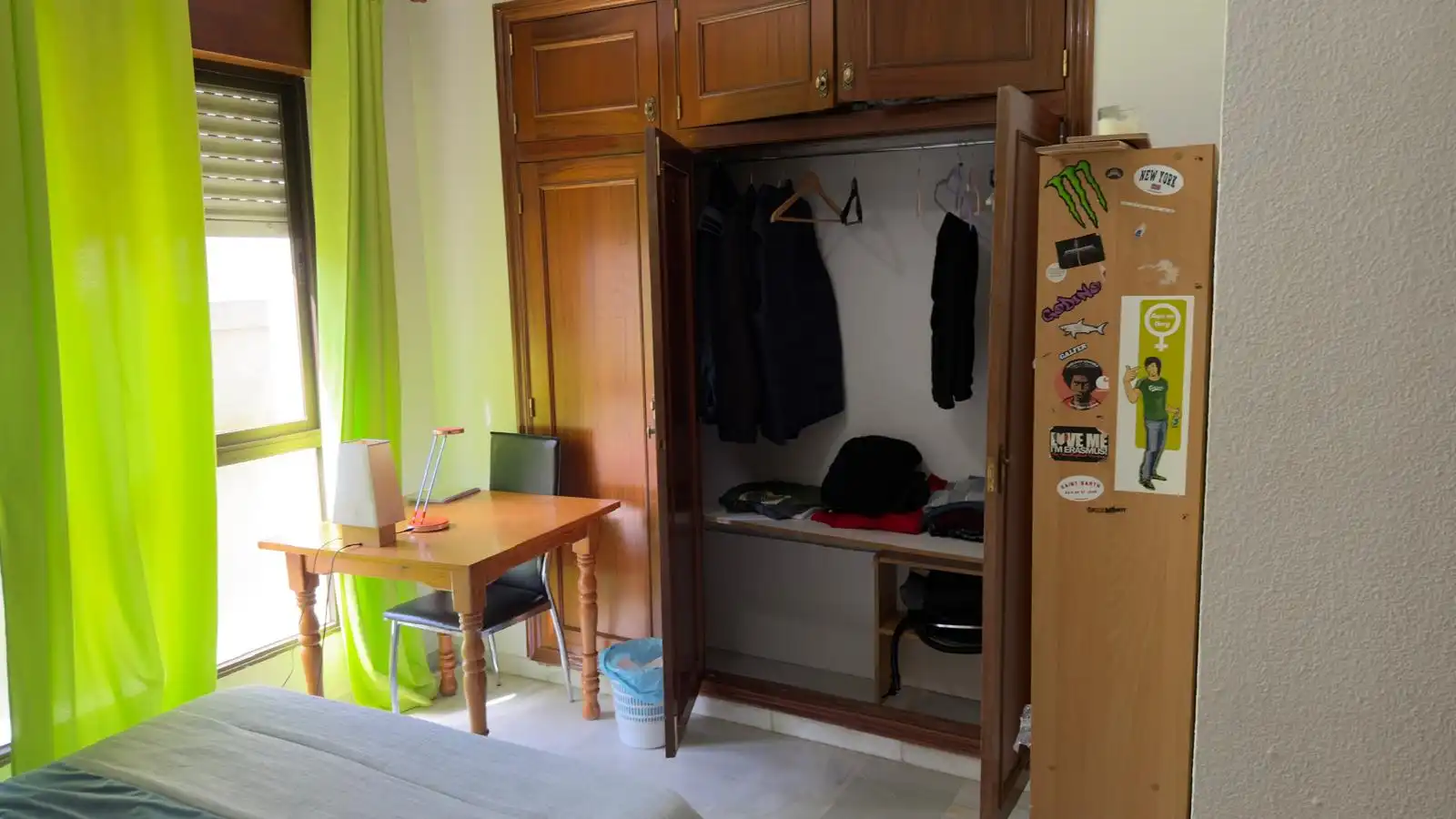 Habitación de Piso para compartir en Granada con Calefacción, Terraza y Amueblado