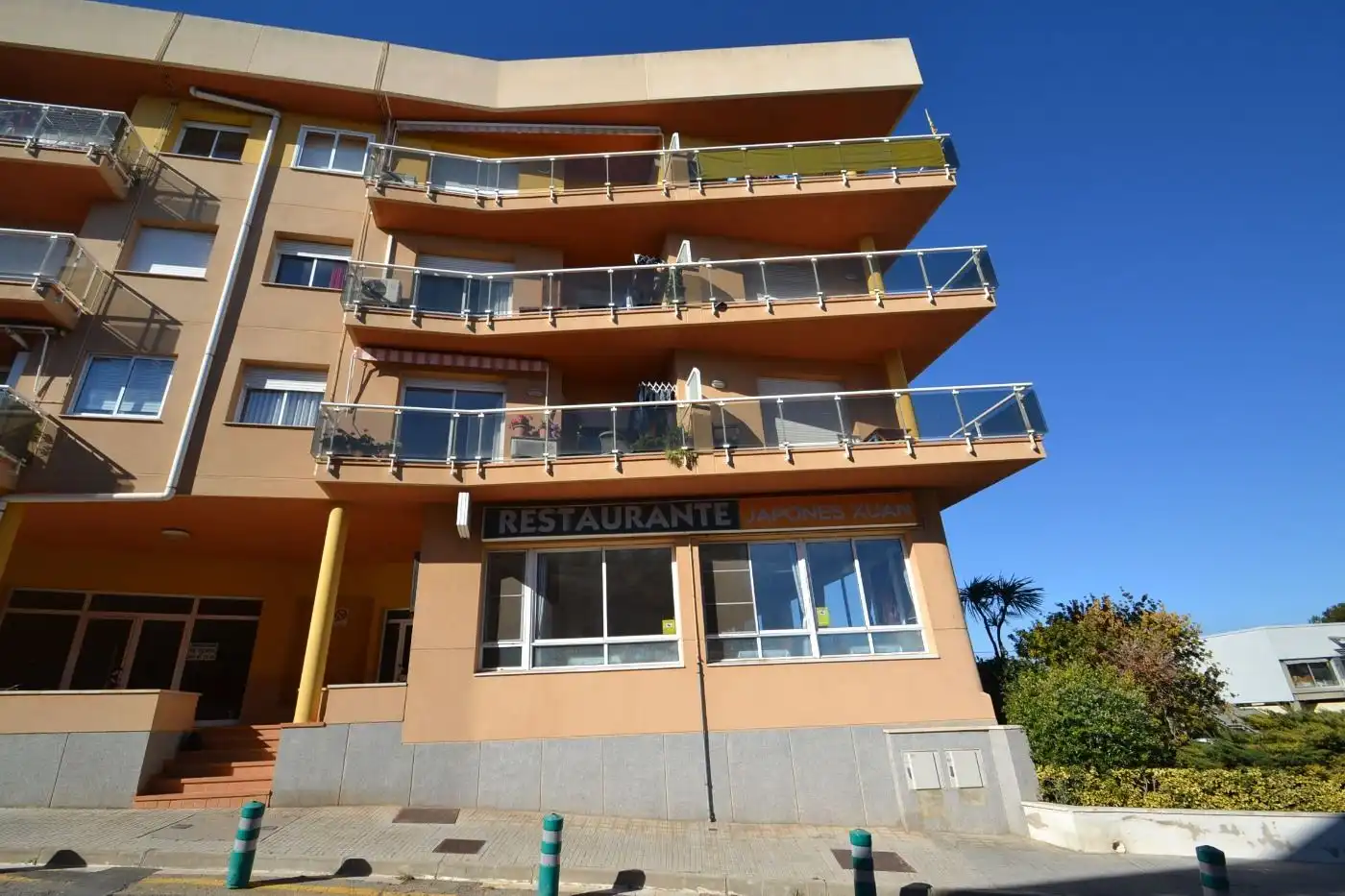 Vista exterior de Local de lloguer en L'Ametlla de Mar  amb Aire condicionat