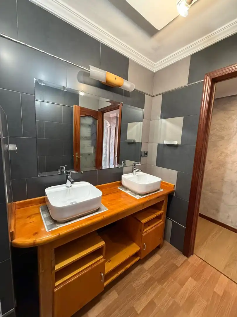 Baño de Piso de alquiler en Madrid con Aire acondicionado y Calefacción