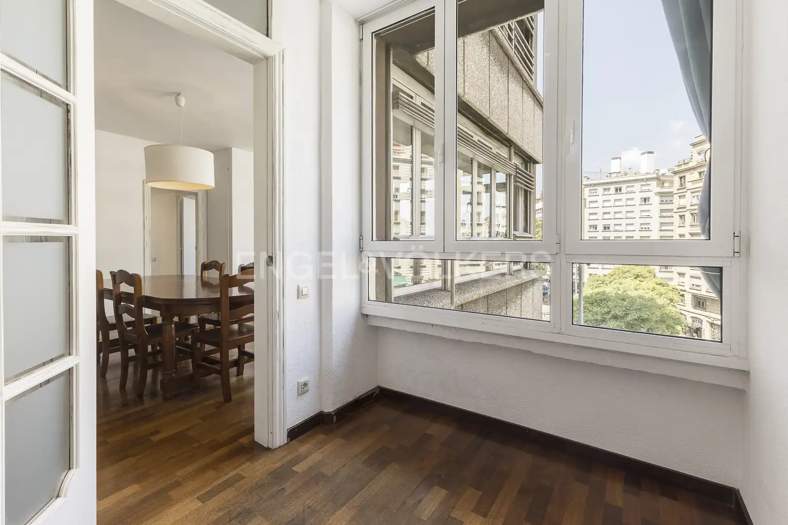 Vista exterior de Piso en venta en Barcelona con Calefacción y Parquet