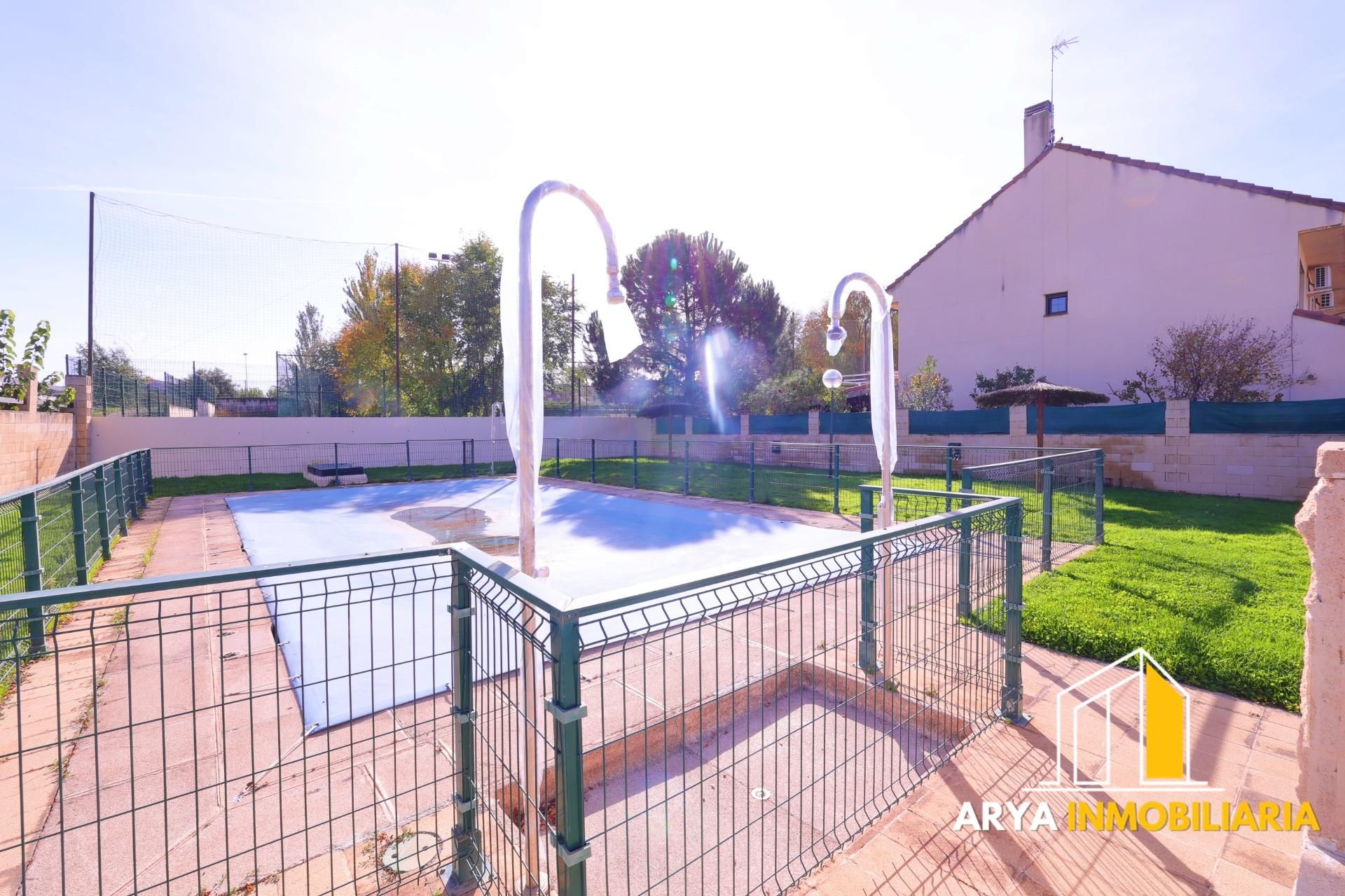 Piscina de Casa adosada en venda en Loeches amb Calefacció, Jardí privat i Piscina comunitària