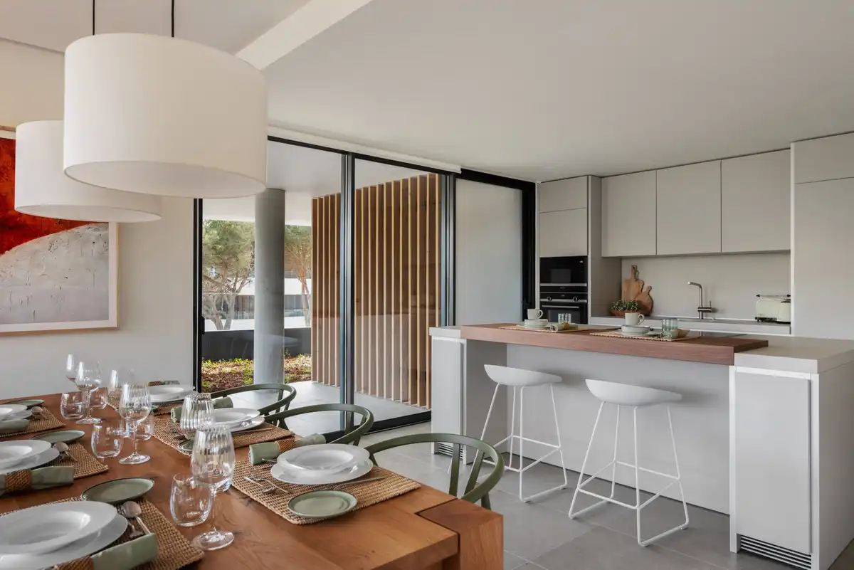 Cuina de Planta baixa en venda en Sotogrande amb Aire condicionat, Jardí privat i Terrassa