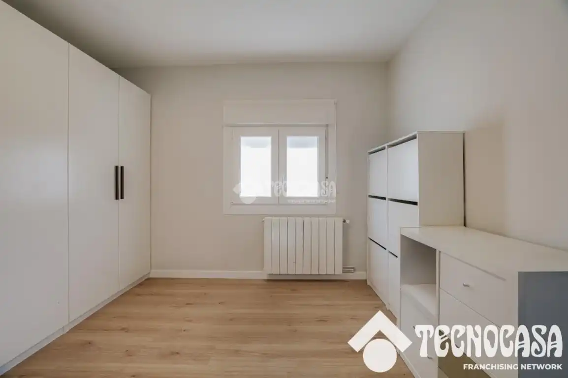 Bedroom of Flat for sale in Santa Coloma de Gramenet  with Air Conditioner, Heating and Parquet flooring