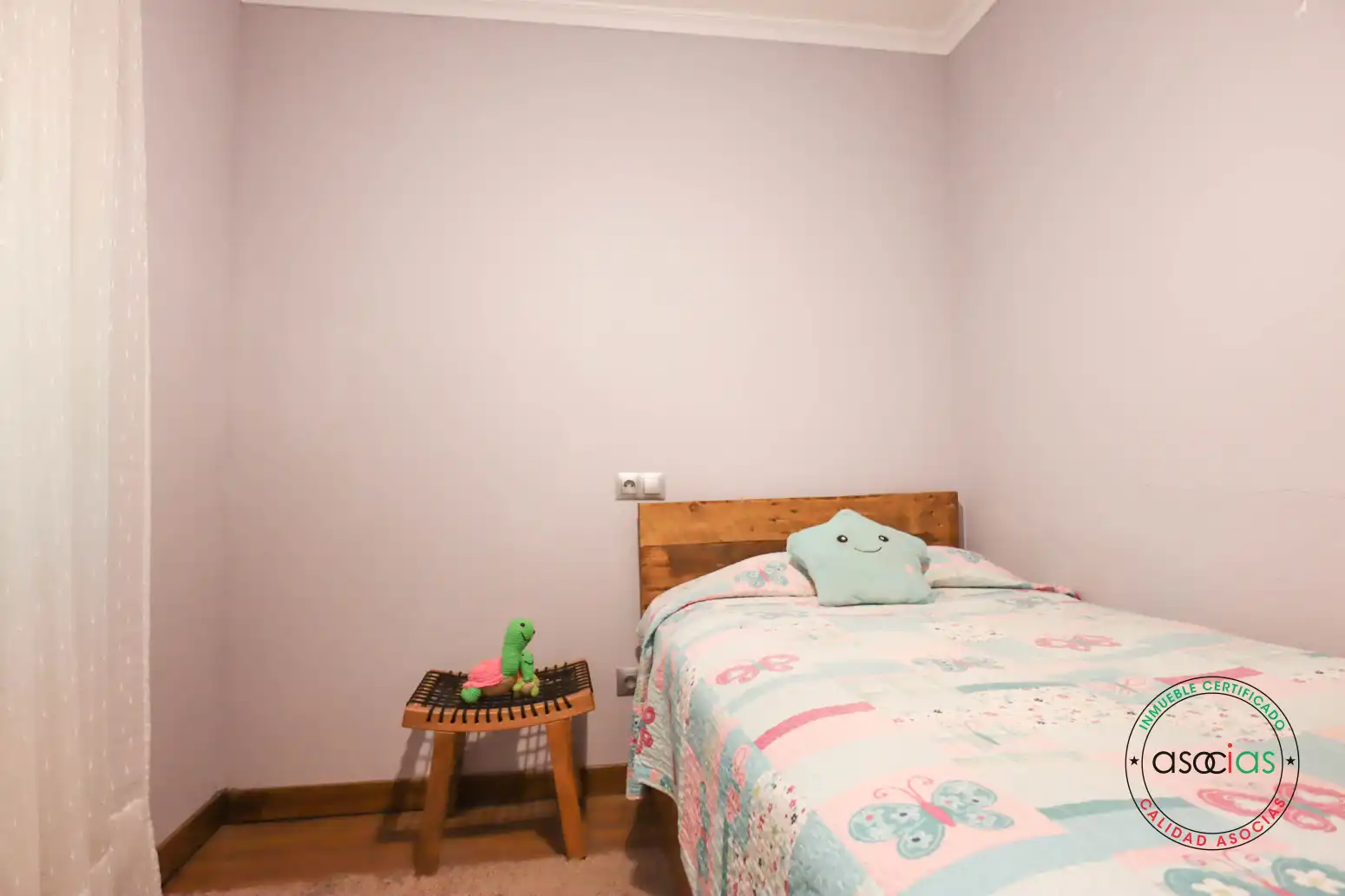Dormitori de Casa o xalet en venda en Oviedo  amb Calefacció, Jardí privat i Parquet