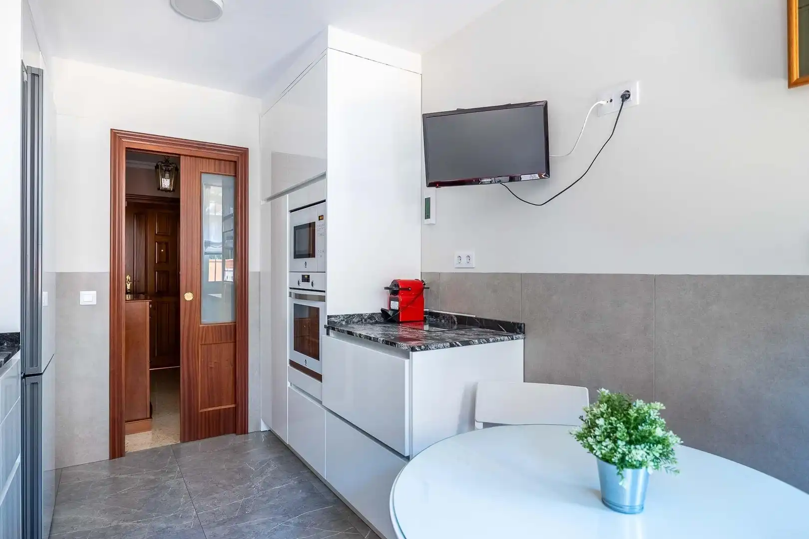 Cocina de Casa o chalet en venta en Sevilla con Aire acondicionado, Calefacción y Jardín privado