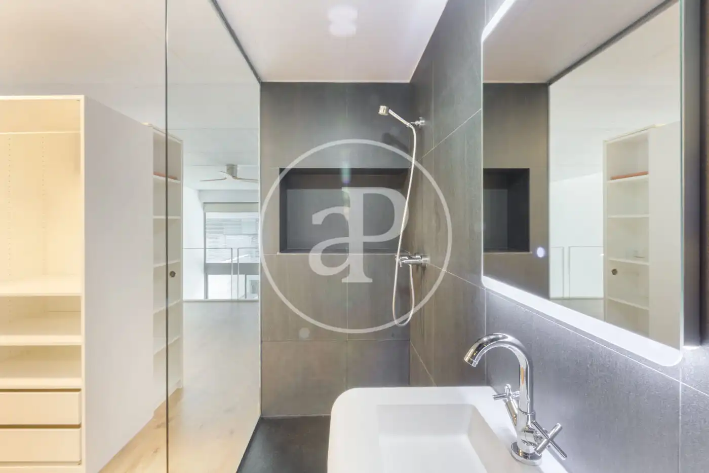 Bathroom of Flat for sale in Valencia  with Air Conditioner, Heating and Terrace