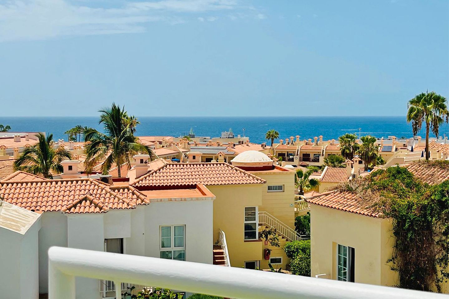 Vista exterior de Àtic en venda en Adeje amb Aire condicionat, Parquet i Terrassa