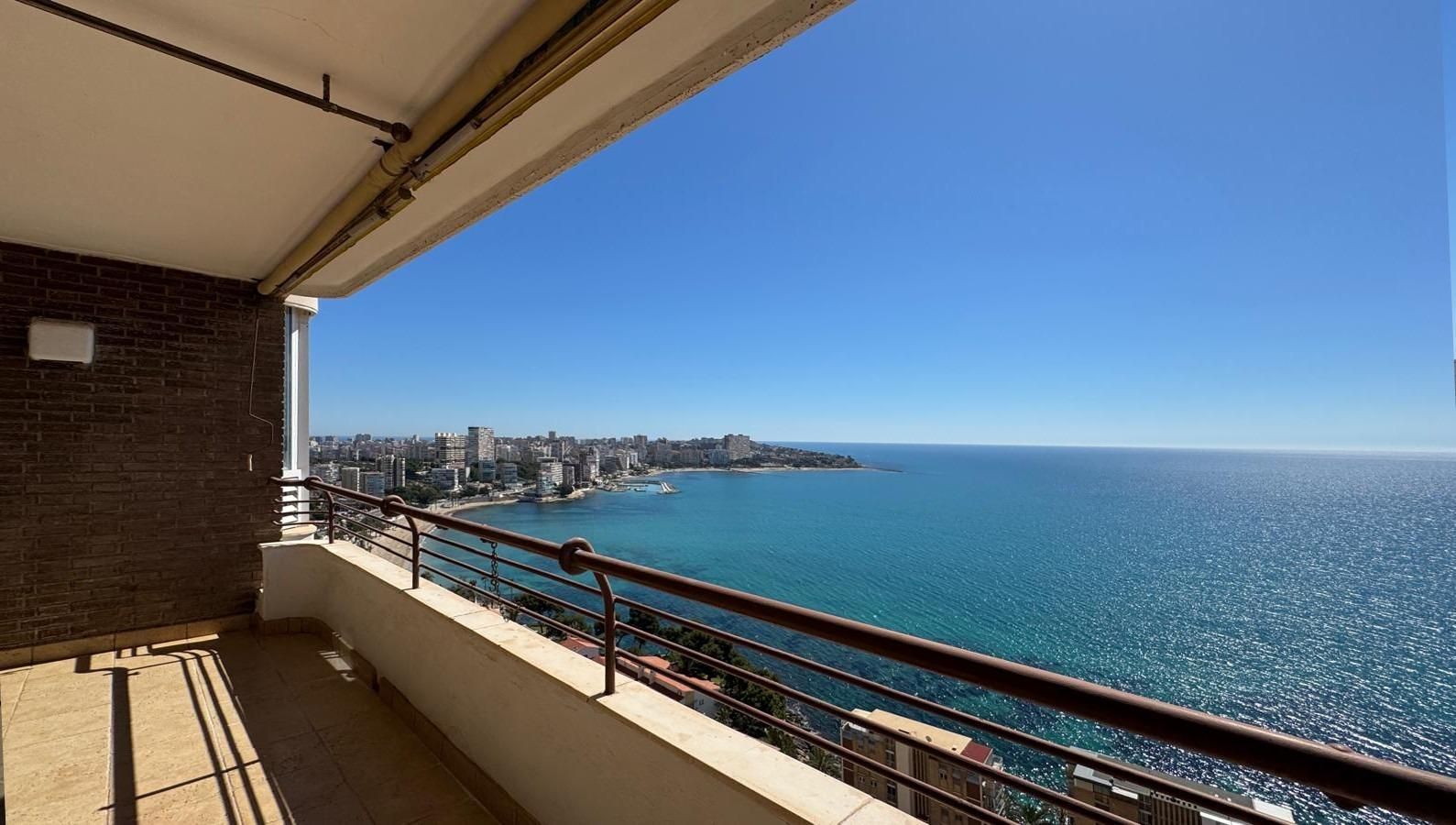 Habitación de Piso en venta en Alicante / Alacant con Jardín privado, Terraza y Piscina comunitaria