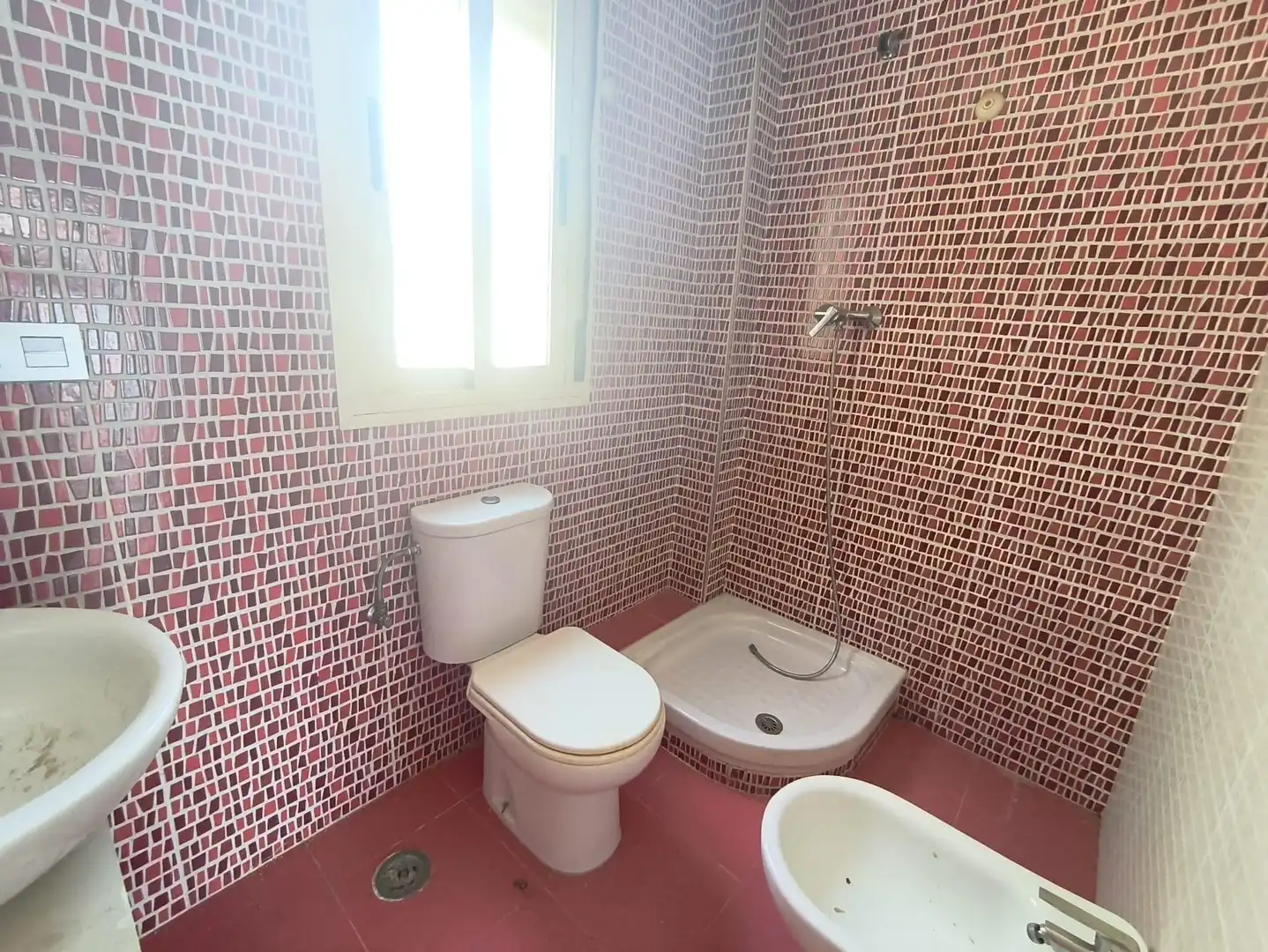 Badezimmer von Dachboden zum Verkauf in Pulianas mit Terrasse und Balkon