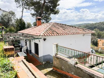 Vista exterior de Casa o xalet en venda en Esparreguera amb Jardí privat, Traster i Piscina