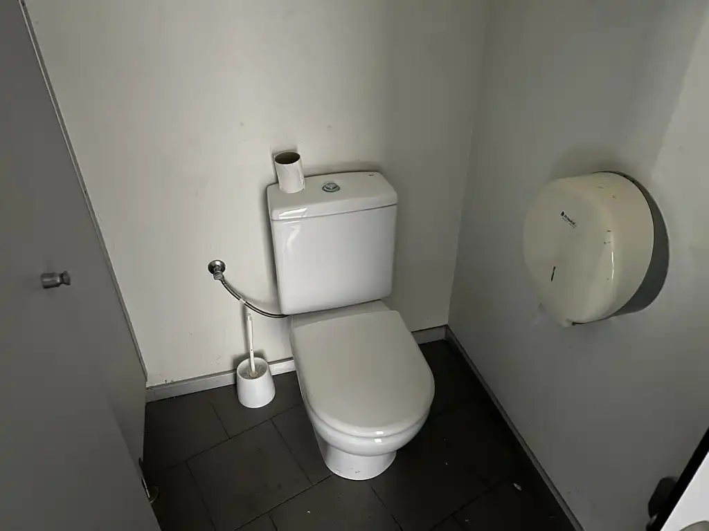 Baño de Nave industrial de alquiler en Oleiros con Calefacción