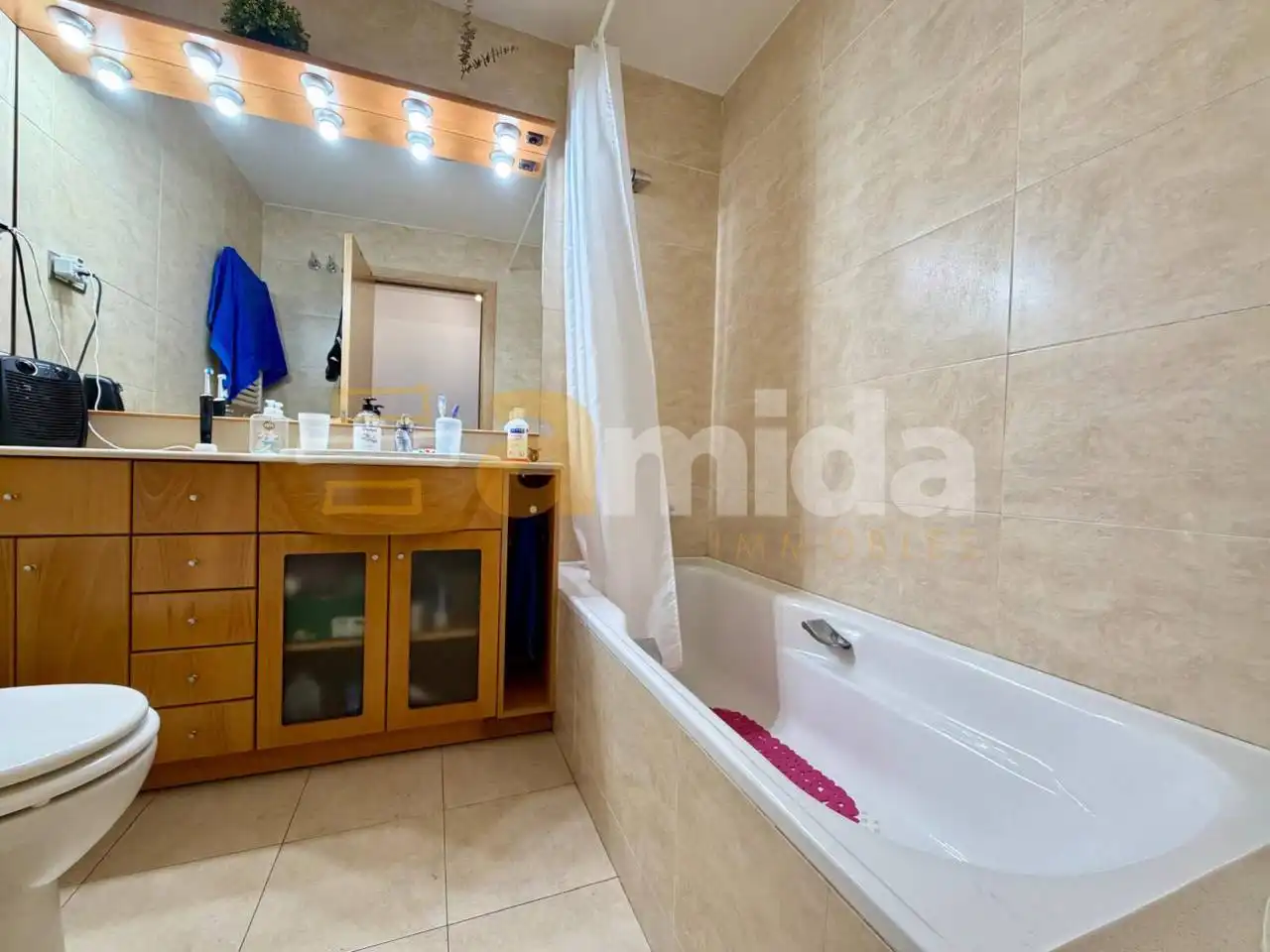 Bathroom of Flat for sale in Sabadell  with Air Conditioner, Heating and Parquet flooring