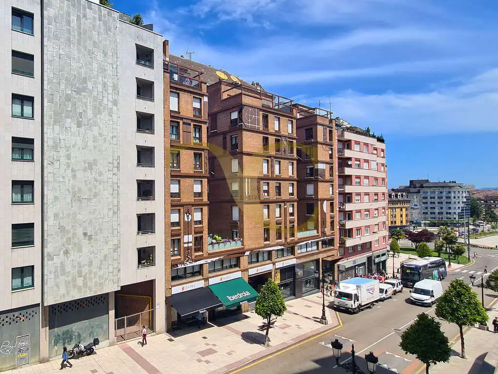 Außenansicht von Wohnung zur Miete in Oviedo  mit Heizung, Terrasse und Möbliert