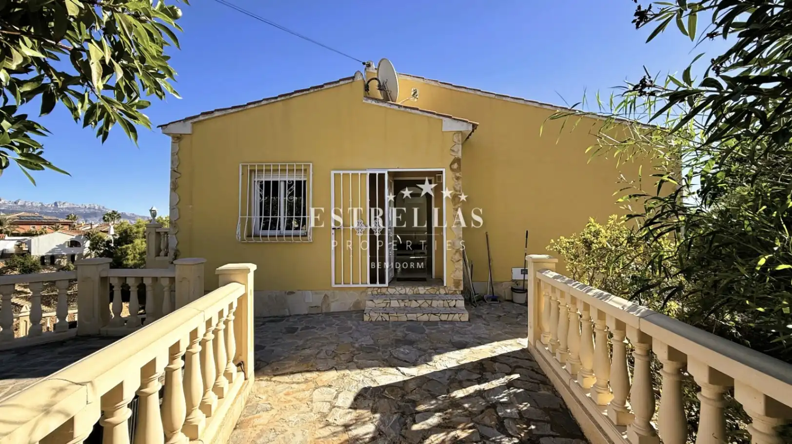 Vista exterior de Casa o chalet en venta en La Nucia con Aire acondicionado, Calefacción y Jardín privado
