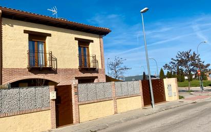 Vista exterior de Casa adosada en venda en El Casar amb Terrassa i Balcó