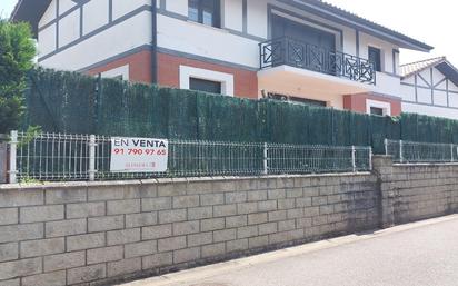 Vista exterior de Casa o xalet en venda en Castro-Urdiales amb Terrassa i Piscina