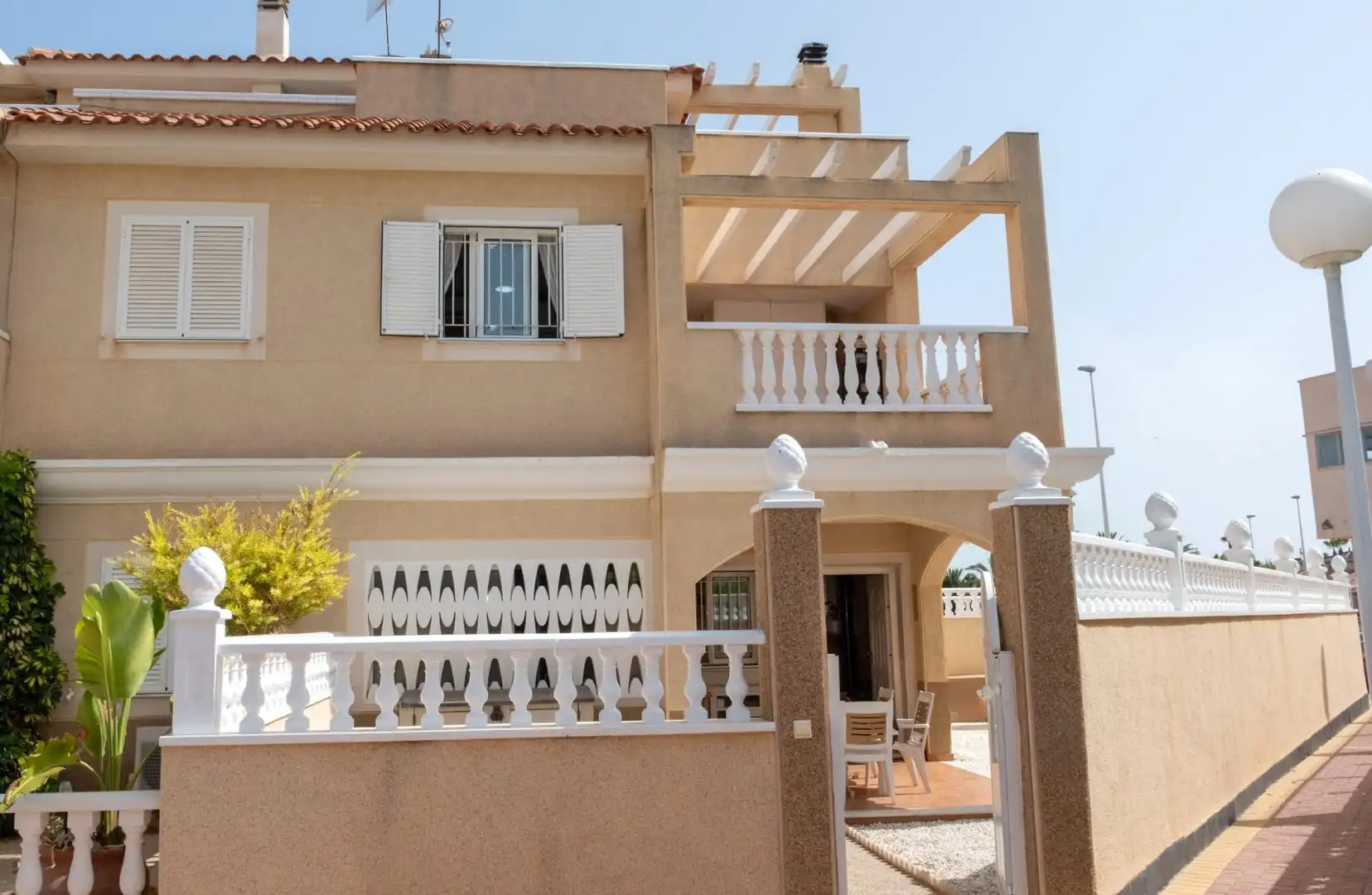 Vista exterior de Casa adosada en venda en Orihuela amb Aire condicionat, Calefacció i Jardí privat