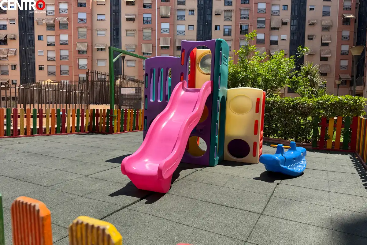 Vista exterior de Piso en venta en Granada con Aire acondicionado, Calefacción y Jardín privado