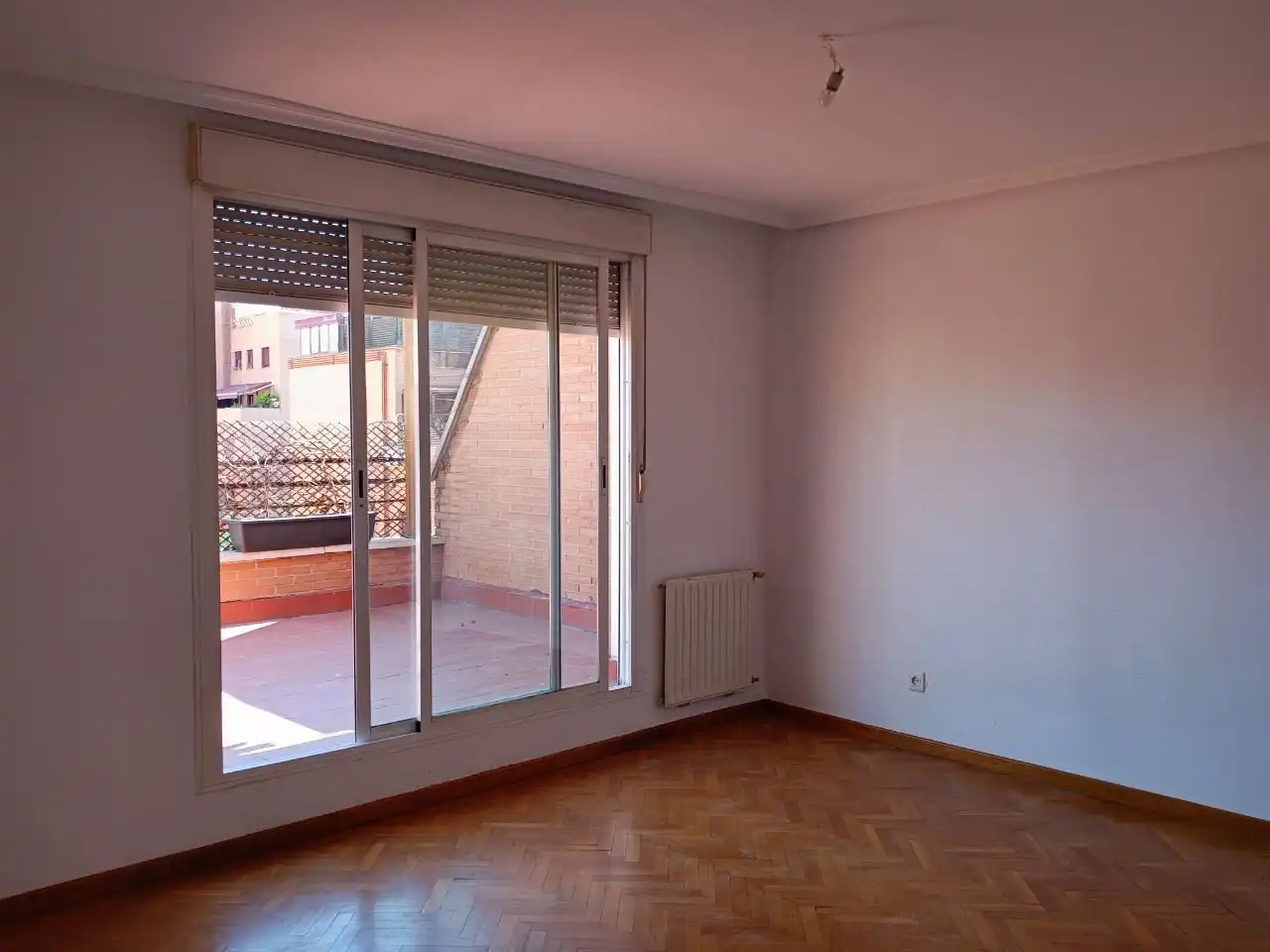 Schlafzimmer von Dachboden zur Miete in Madrid mit Klimaanlage, Heizung und Parkett